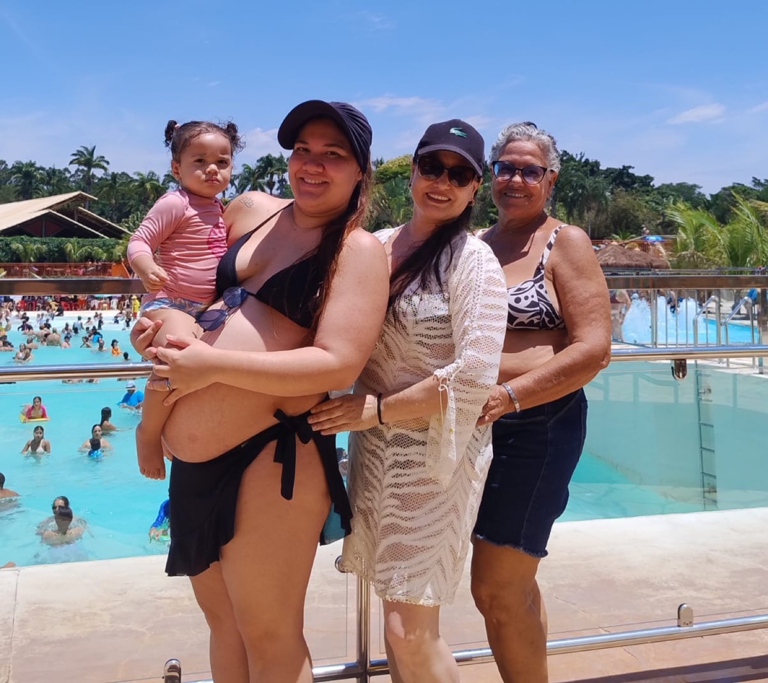 Quatro gerações da família Pacheco na beira do Mar de Minas
