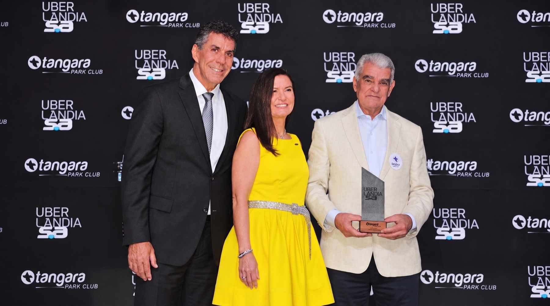 Diretoria do Tangará recebendo o troféu de melhor clube de Uberlândia no prêmio Uberlândia S.A